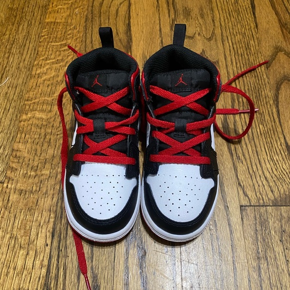 Nike Air Jordan Retro 1 Sneakers - Picture 3 of 7